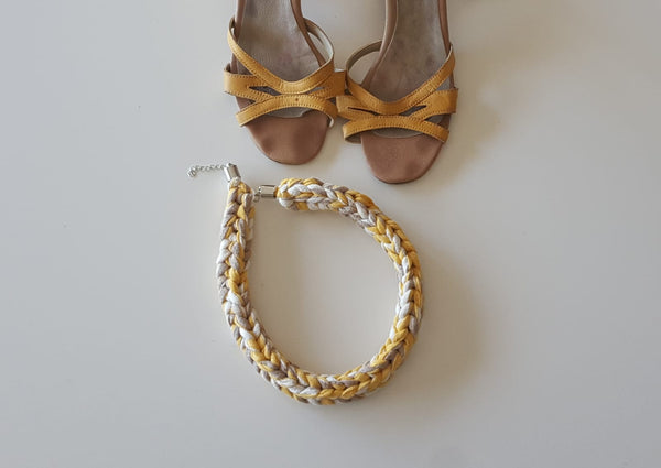 Collier brodé à la main pour l'été