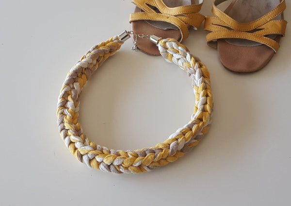 Collier brodé à la main pour l'été